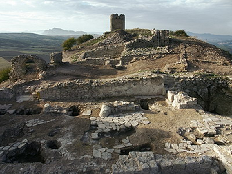 Cattedrale, episcopio e torre della citta' medievale di Satrianum