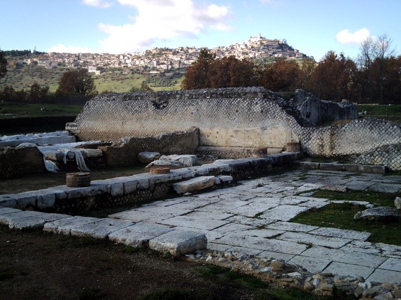 Il Tempio C, e sullo sfondo il centro moderno di Grumento Nova