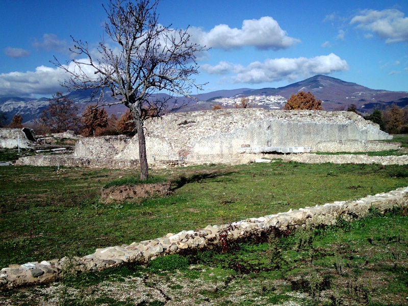 Il Capitolium, o Tempio D, e in primo piano i resti della porticus